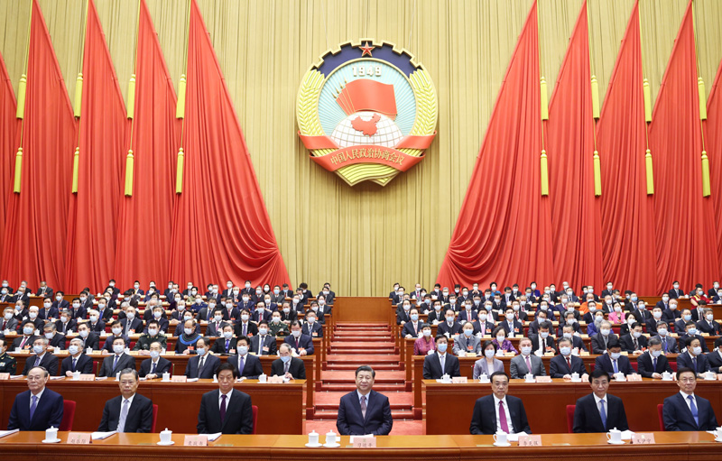 3月4日,中国人民政治协商会议第十三届全国委员会第四次会议在北京人民大会堂开幕。这是习近平、李克强、栗战书、王沪宁、赵乐际、韩正、王岐山在主席台就座,汪洋代表政协第十三届全国委员会常务委员会向大会报告工作。新华社记者 鞠鹏 摄
